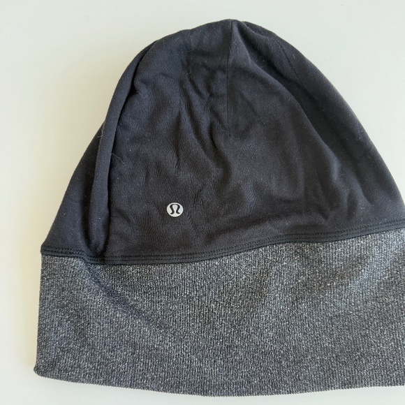 lululemon skull cap, black/gray, ponytail hole - Picture 1 of 3
